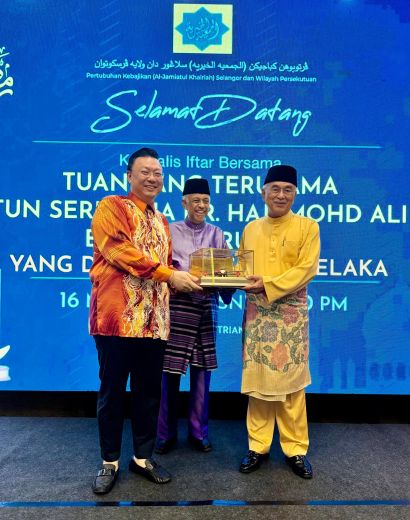Majlis Perdana IFTAR graced by the Governor of Malacca, Tuan Yang Terutama, Tun Seri Setia Dr. Hj. Mohd Ali bin Rustam, and presented a drone model by Dato' Lester Tay