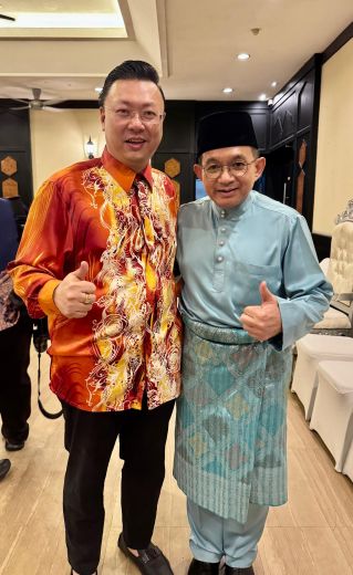 Majlis Perdana IFTAR graced by the Governor of Malacca, Tuan Yang Terutama, Tun Seri Setia Dr. Hj. Mohd Ali bin Rustam, and presented a drone model by Dato' Lester Tay