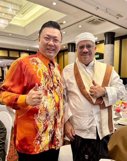 Majlis Perdana IFTAR graced by the Governor of Malacca, Tuan Yang Terutama, Tun Seri Setia Dr. Hj. Mohd Ali bin Rustam, and presented a drone model by Dato' Lester Tay