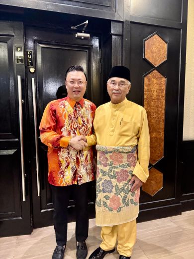 Majlis Perdana IFTAR graced by the Governor of Malacca, Tuan Yang Terutama, Tun Seri Setia Dr. Hj. Mohd Ali bin Rustam, and presented a drone model by Dato' Lester Tay